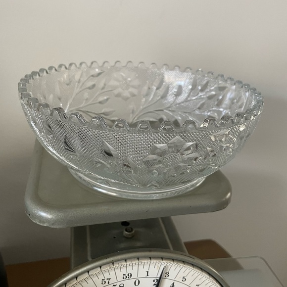 Westmoreland Vintage 10 inch Glass Bowl Leaf and Flower Design Sawtooth Edition - Picture 2 of 5